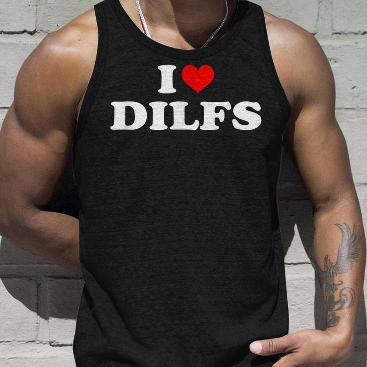 I Love Dilfs I Heart Dilfs Red Heart Cool Tank Top Geschenke für Ihn