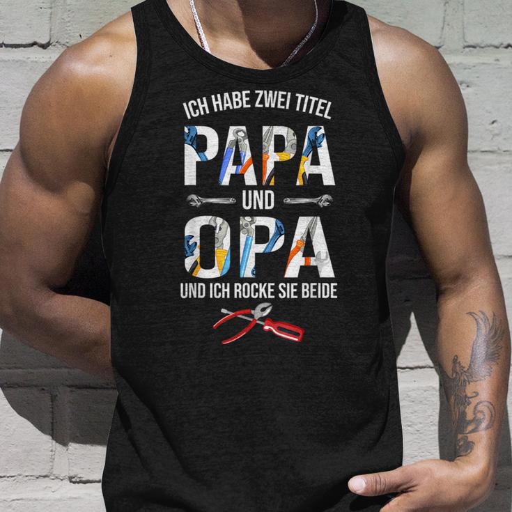 With German Wording “Ich Habe Zwei Titel Papa Und Opa Und Ich Rocke Sie Beide” Tank Top Geschenke für Ihn