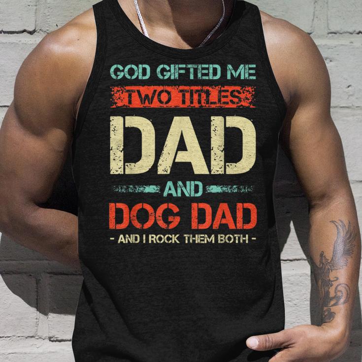 Herren God Hat Mir Zwei Titel Geschenkt Papa Und Hund Papa Lustigerater Tank Top Geschenke für Ihn