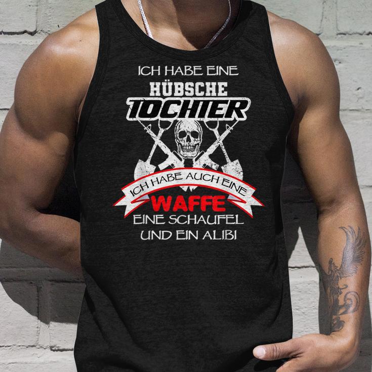 Ich Habe Eine Hübsche Tochter Eine Waffe Und Ein Alibibi Tank Top Geschenke für Ihn