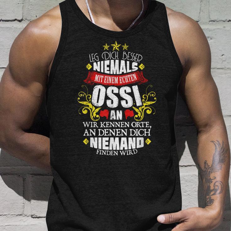 Leg Dich Nicht Mit Einem Ossi An Tank Top Geschenke für Ihn