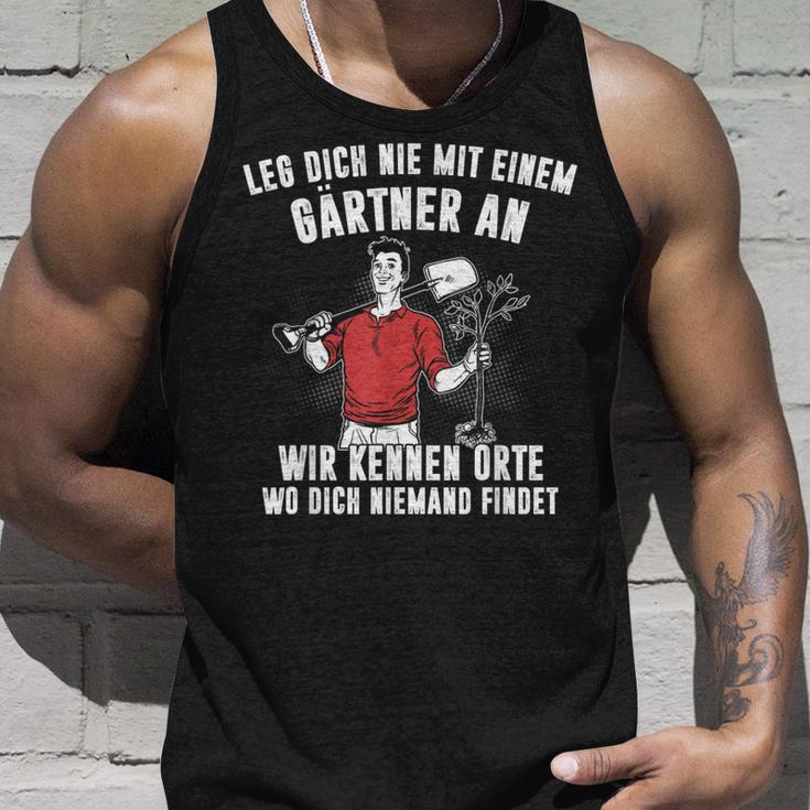 Leg Dich Nie Mit Einer Gärtner An Gartenarbeit Garden Tank Top Geschenke für Ihn