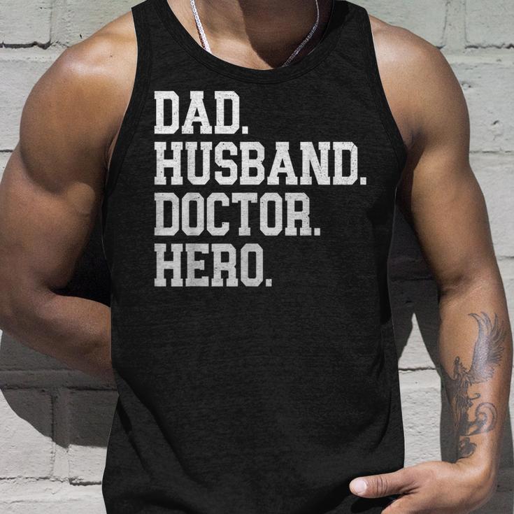 Papa Ehemann Arzt Held Arzt Sanitäteratertag Tank Top Geschenke für Ihn