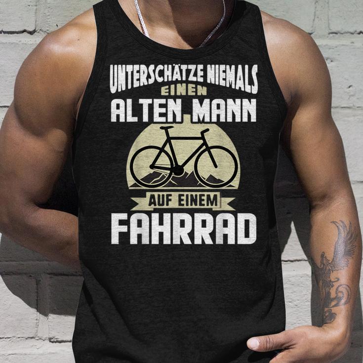 Rad Underschatz Niemal Eine Alten Mann Auf Einem Fahrrad Tank Top Geschenke für Ihn