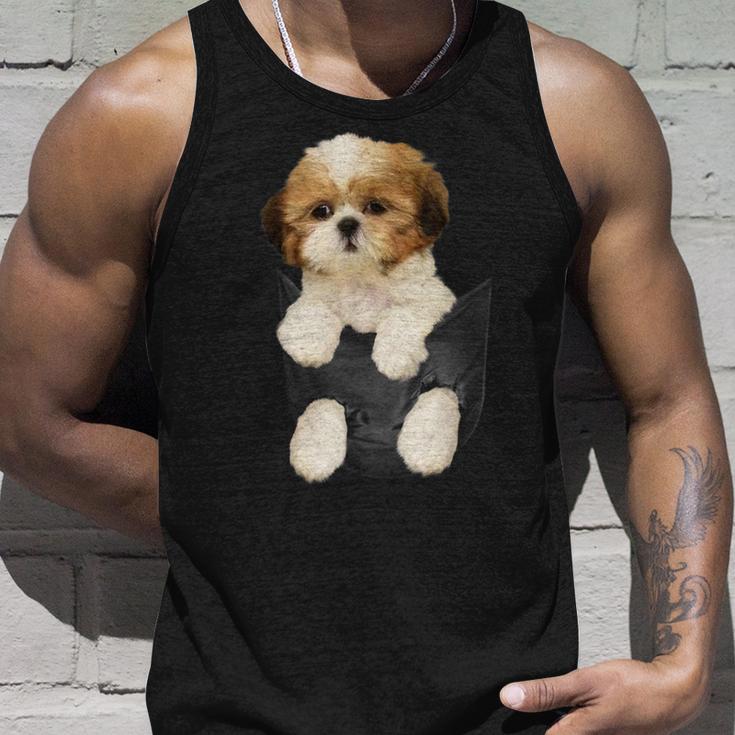 Shih Tzu Puppy In Pocket Tank Top Geschenke für Ihn