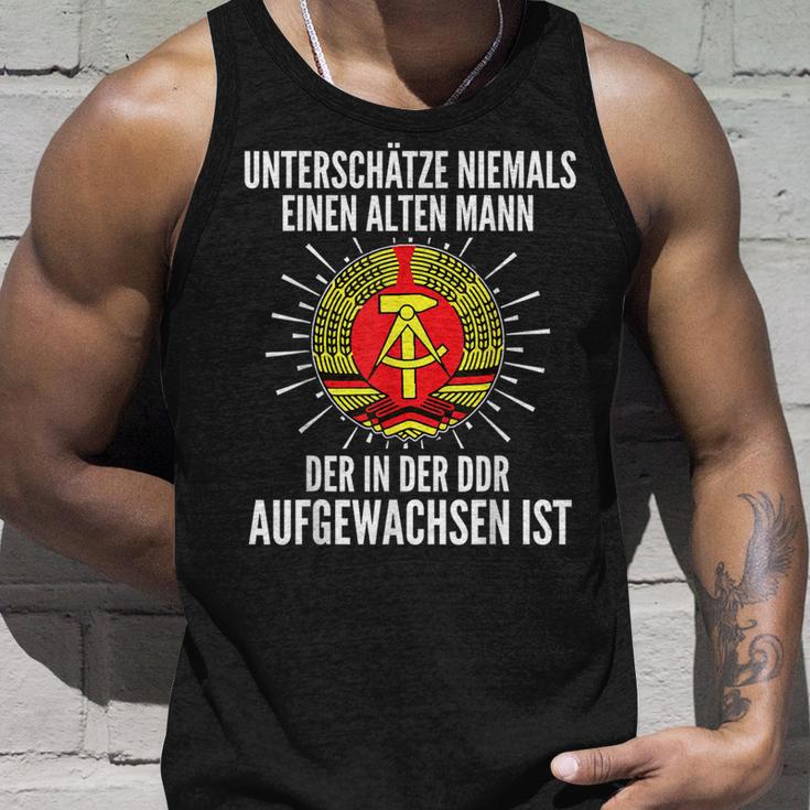 Underschatz Niemals Einen Alte Mann Der In Der Ddr S Tank Top Geschenke für Ihn