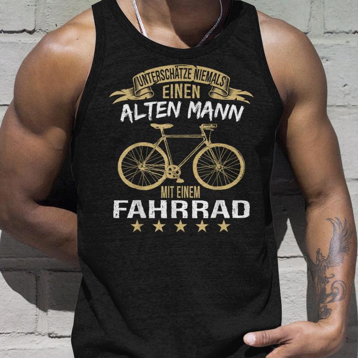 Underschätze Niemal Einen Alten Mann Mit Einem Bicycle Tank Top Geschenke für Ihn