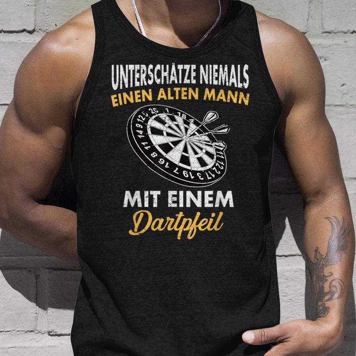 Underschätze Niemals Einen Old Mann Mit Einem Dartpfeil Tank Top Geschenke für Ihn