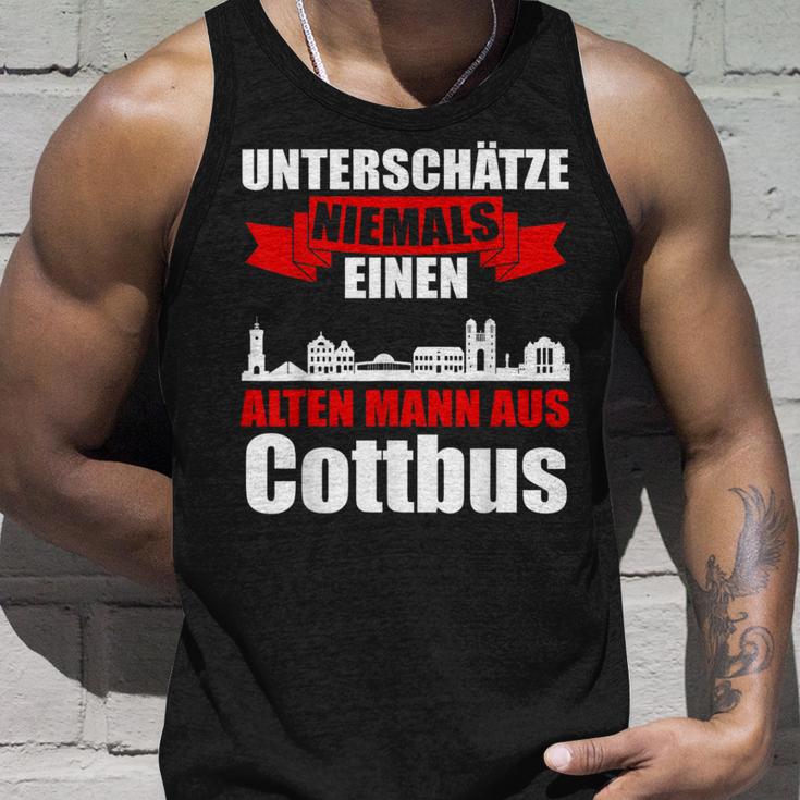 Unterschätze Niemals Ein Alten Mann Aus Cottbus Tank Top Geschenke für Ihn