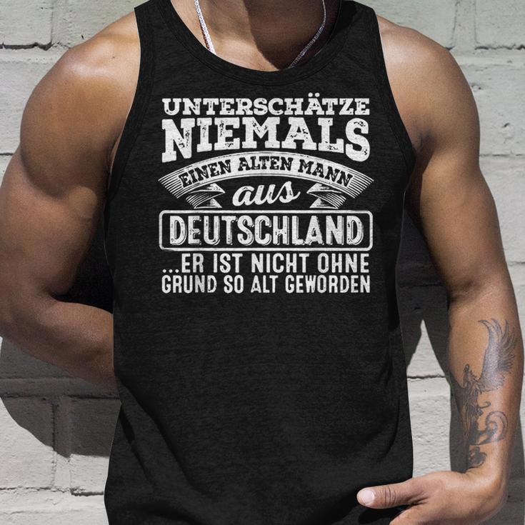 Unterschätze Niemals Einen Alten Mann Aus Deutschland Tank Top Geschenke für Ihn