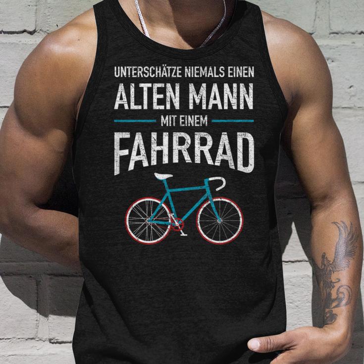 Unterschätze Niemals Einen Alten Mann Mit Ein Fahrrad Tank Top Geschenke für Ihn