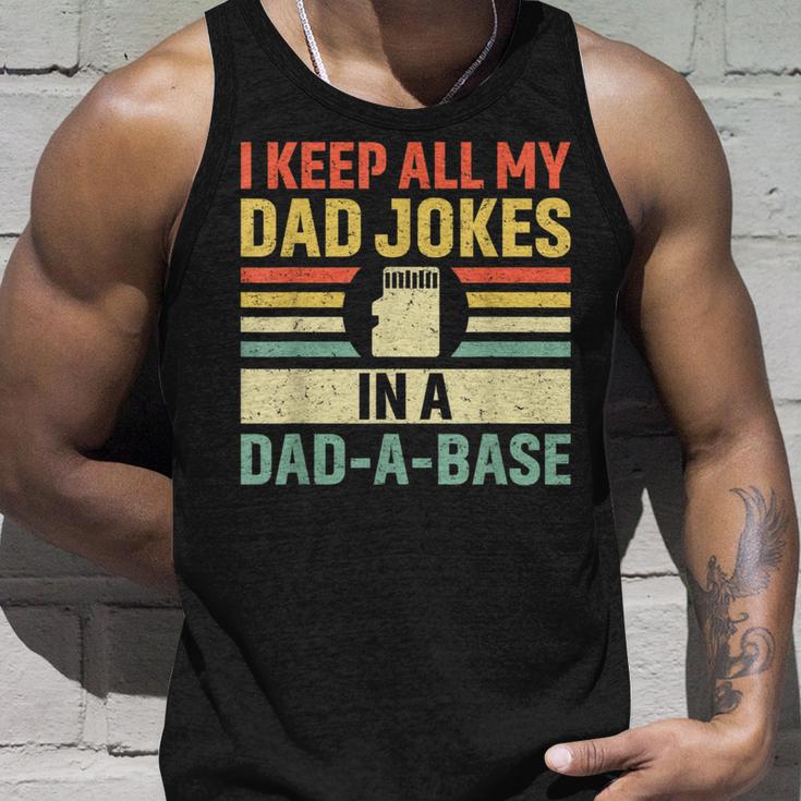 Vintage Ich Behalte Alle Meine Papa-Witze In Einem Tank Top Geschenke für Ihn