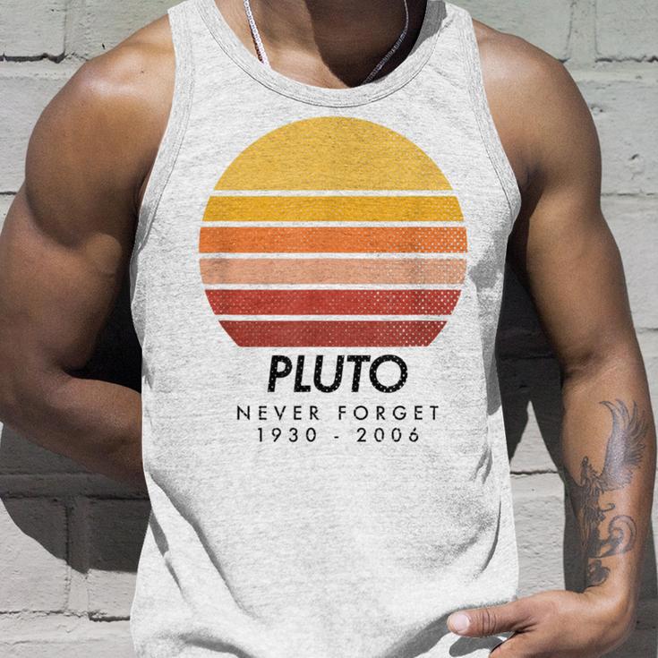 Vintage Never Forget Pluto Retro Astronomy Space Tank Top Geschenke für Ihn