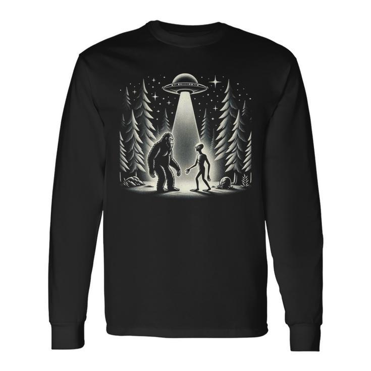 Bigfoot Meets Alien- Alien & Bigfoot Full Moon Sasquatch Ufo Long Sleeve T-Shirt
