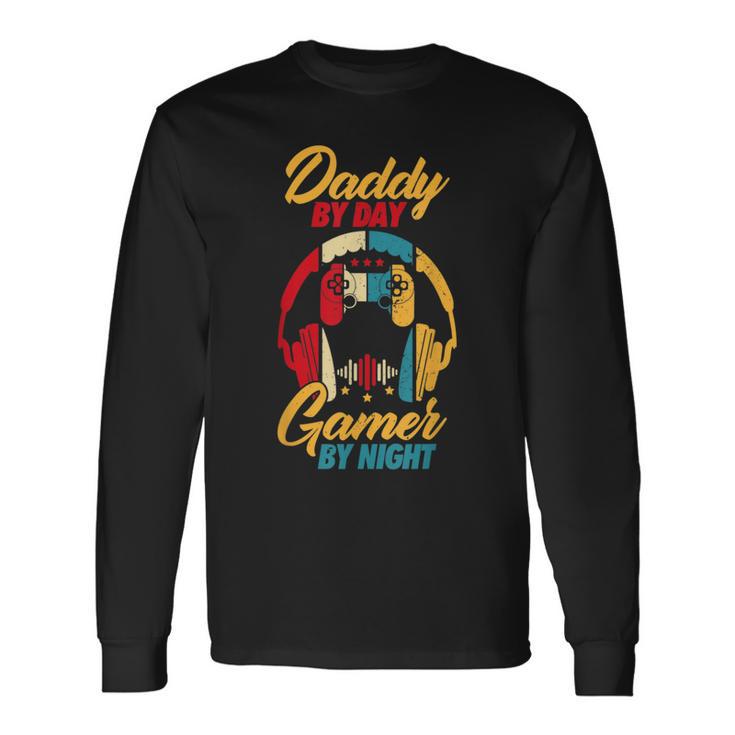 Daddy By Day Gamer Bei Nacht Lustige Papa Witze Gamingintage Langarmshirts Geschenkideen