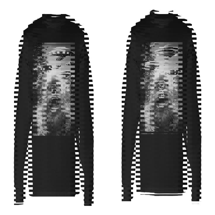 Graphic Bigfoot Selfie With Alien Ufo Vintage Bigfoot Long Sleeve T-Shirt Gifts ideas