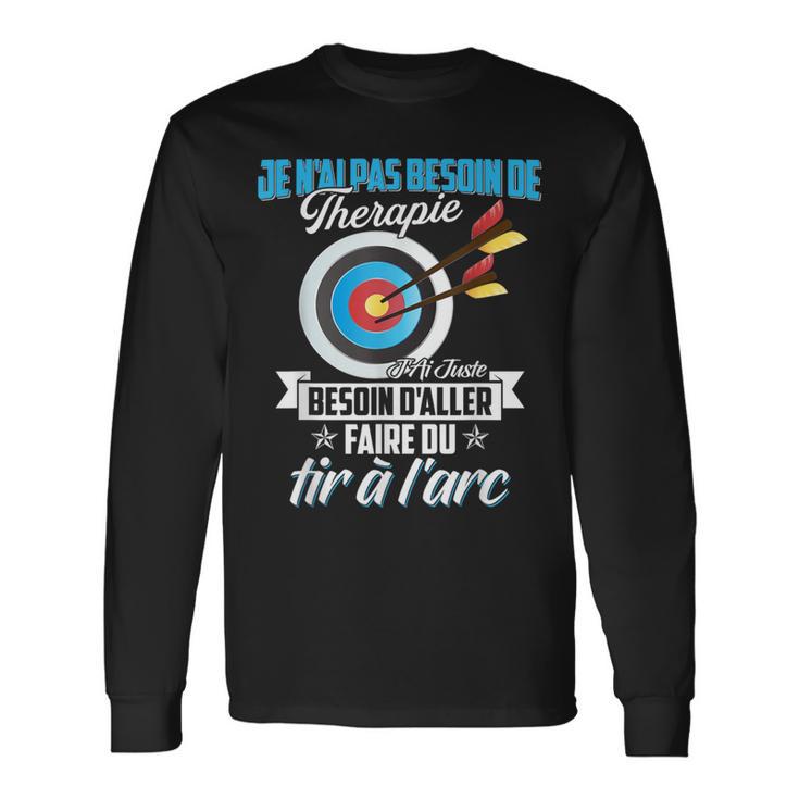 Les mains du jeune homme vise l'arc de tir à l'arc et la flèche à la Les mains du jeune homme vise l'arc de tir à l'arc et la flèche à la