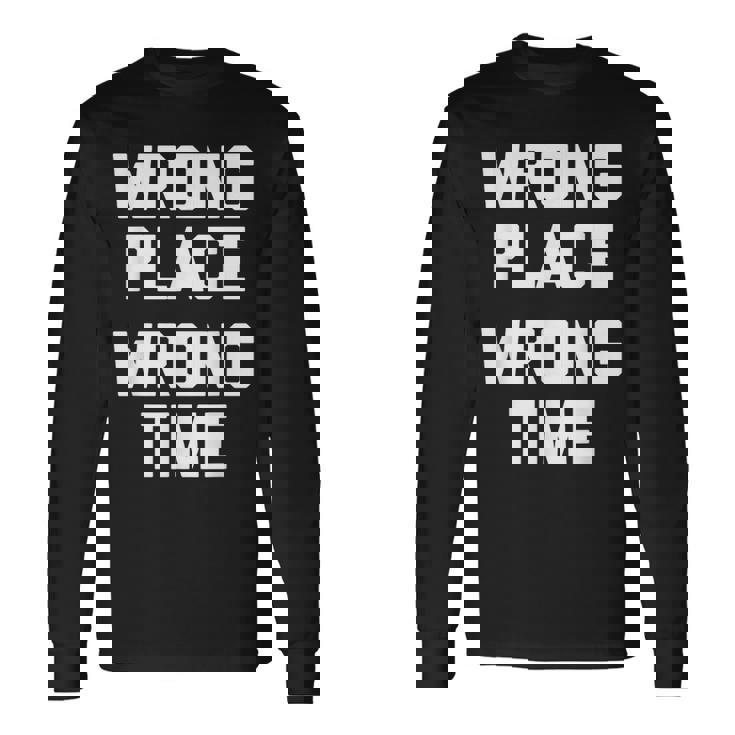 Wrong Place Wrong Time Con Texto En Inglés Wrong Time Camiseta de manga larga