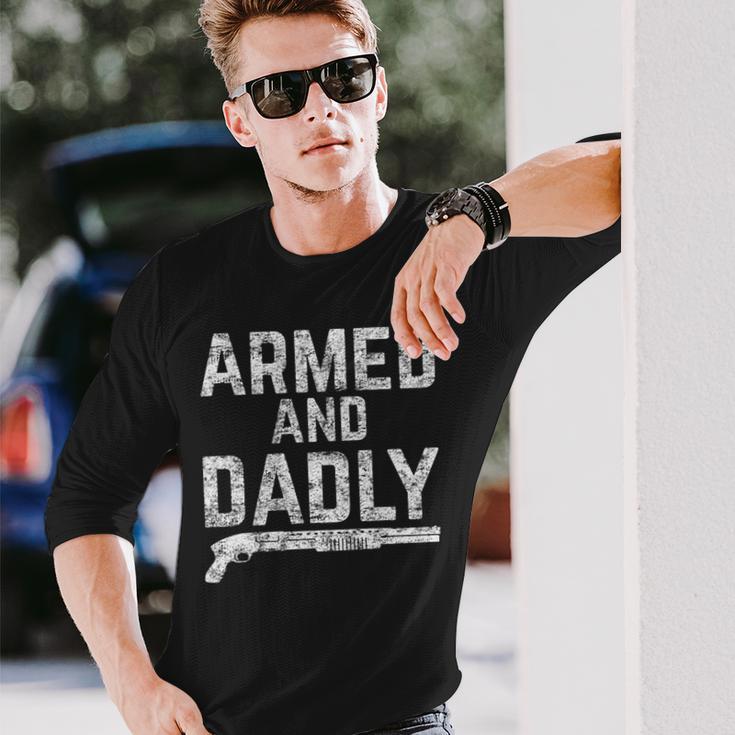 Armed And Dadly Lustiger Bewaffneter Papa Pun Tödlicherater Witz Langarmshirts Geschenke für Ihn