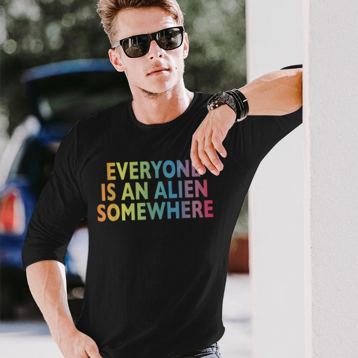 Jeder Ist Ein Alien Somewhere Langarmshirts Geschenke für Ihn