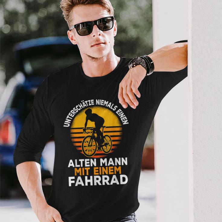 Unterschätze Niemals Einen Alten Mann Mit Einem Fahrrad Langarmshirts Geschenke für Ihn