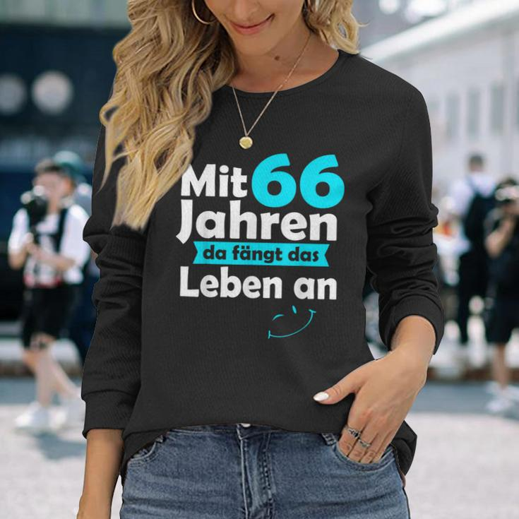 66 Jahre Mit 66 Jahre Da Fanggt Das Leben An German Language Langarmshirts Geschenke für Sie