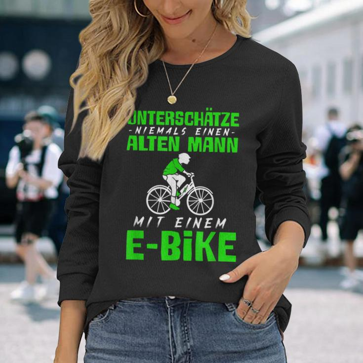 Älterer Mann mit E-Bike Schwarzes Langarmshirts, Radfahrer Motiv Geschenke für Sie