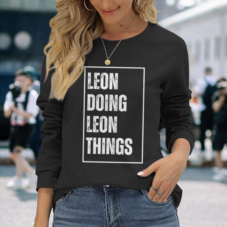 Leon Doing Leon Things Lustigerorname Geburtstag Langarmshirts Geschenke für Sie