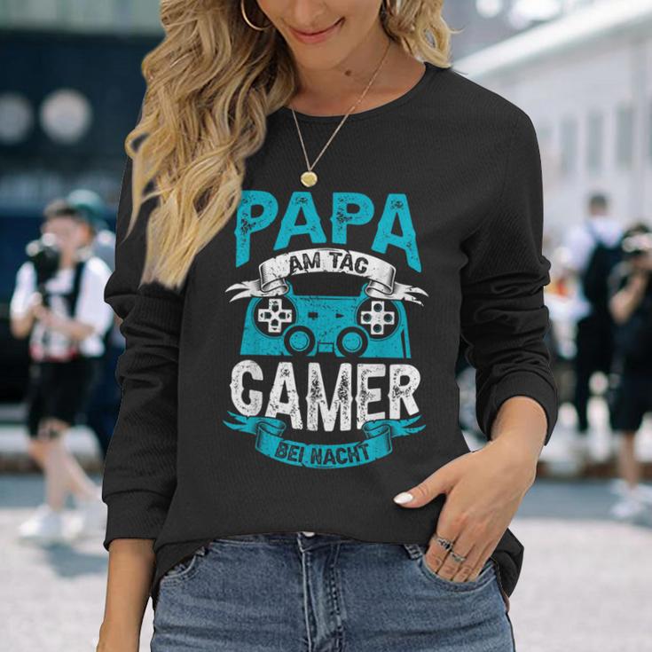 Papa Am Tag Gamer Bei Nacht Papa Am Tag Gamer Bei Nacht Langarmshirts Geschenke für Sie