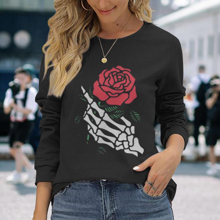 Rote Rose Weißes Skelett Hand Hält Eine Rote Rose Langarmshirts Geschenke für Sie