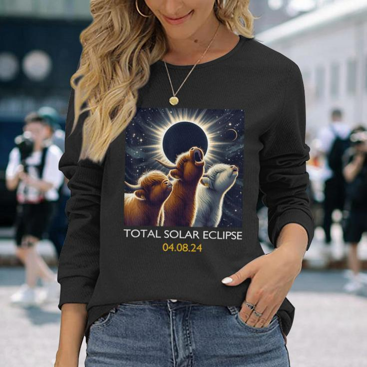 Scottish Highland Cow Howling At Total Solar Eclipse 2024 Long Sleeve T-Shirt Gifts for Her