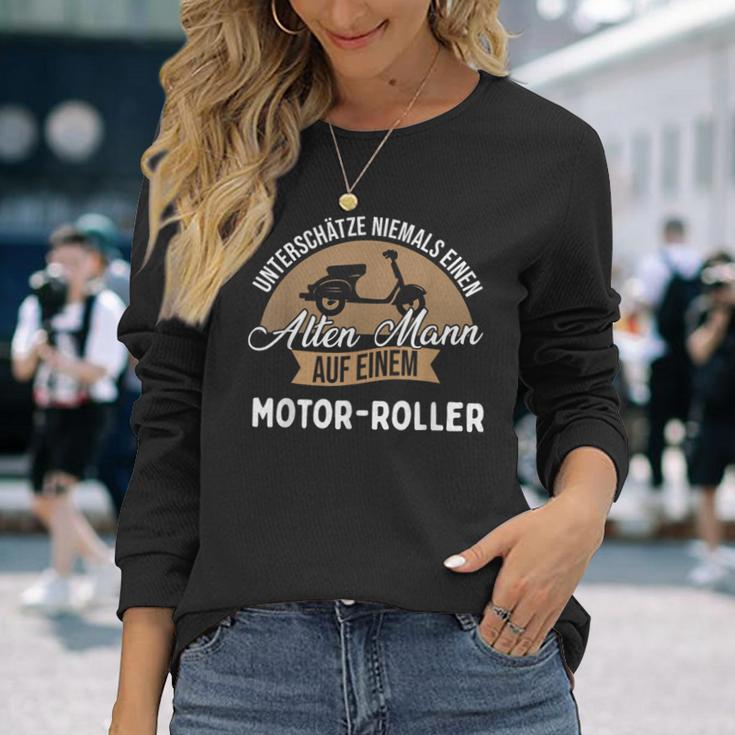 Underschatz Niemal Eine Alten Mann Auf Einem Roller Langarmshirts Geschenke für Sie