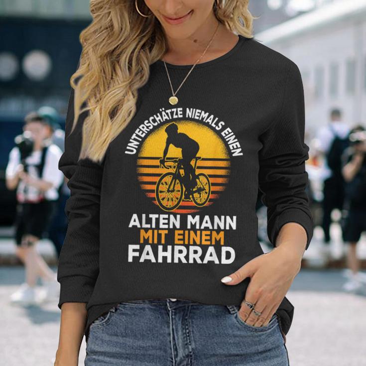 Unterschätze Niemals Einen Alten Mann Mit Einem Fahrrad Langarmshirts Geschenke für Sie