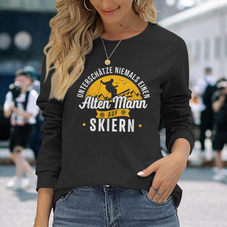 Unterschatzniemals Einen Alte Mann Auf Skiern Unterschatz Niemals Eine Langarmshirts Geschenke für Sie