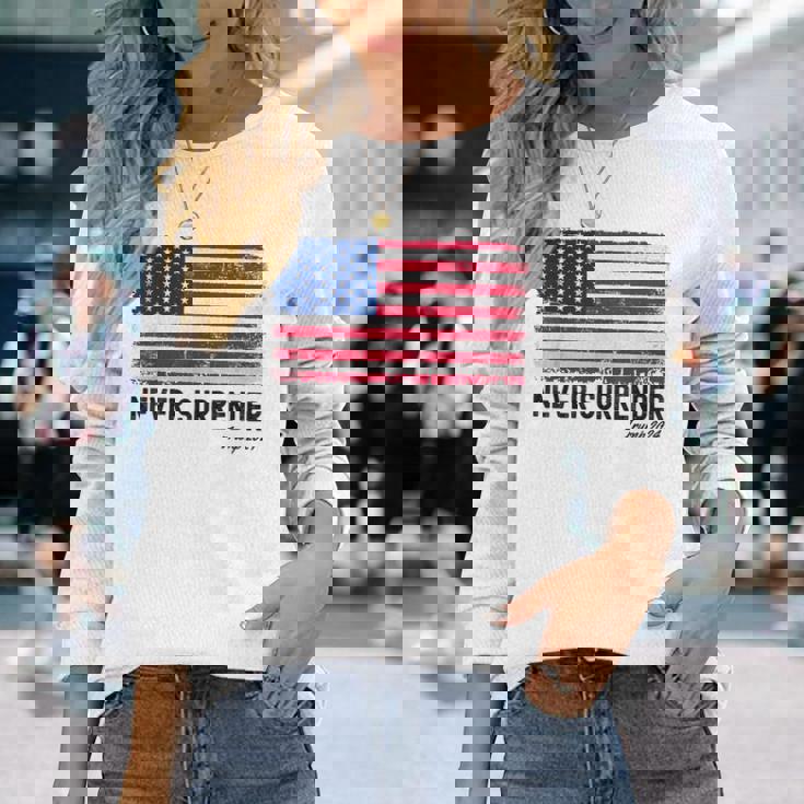 Donald Trump Nunca Rendirá A Trump 2024 Pro Trump Camiseta de manga larga Regalos para ella