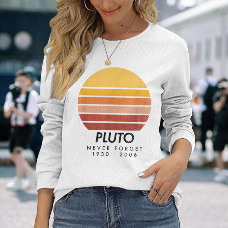 Vintage Never Forget Pluto Retro Astronomy Space Langarmshirts Geschenke für Sie