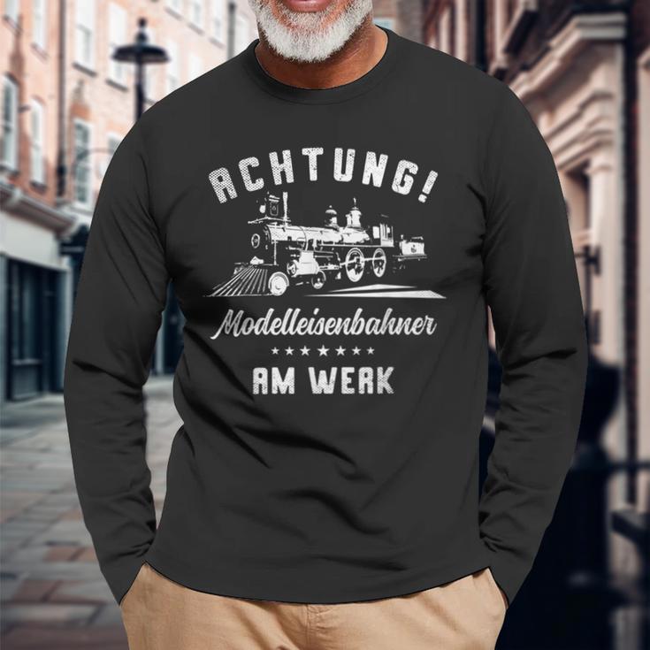 Achtung Modelleisenbahner Am Werk Für Einen Modellbauer Langarmshirts Geschenke für alte Männer