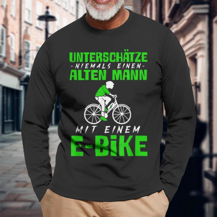 Älterer Mann mit E-Bike Schwarzes Langarmshirts, Radfahrer Motiv Geschenke für alte Männer