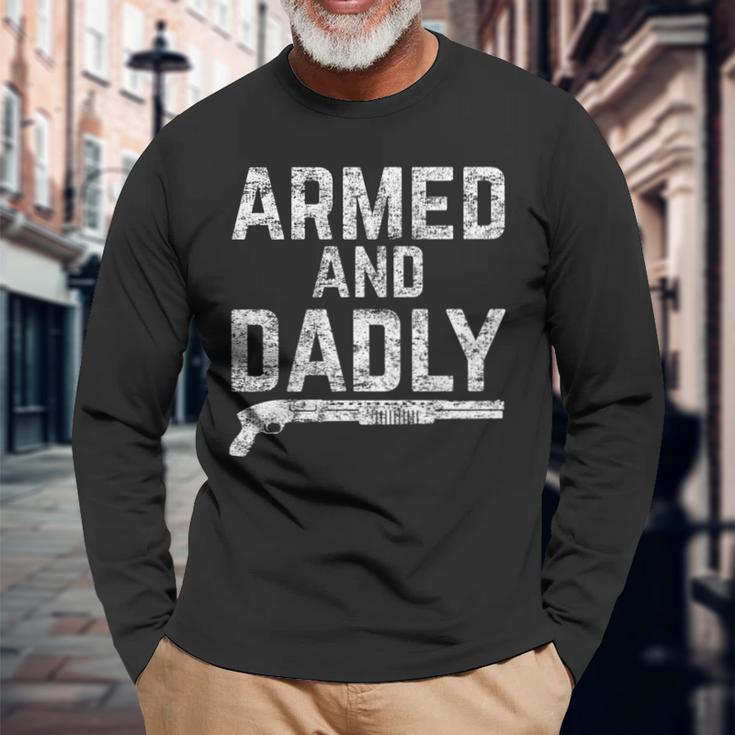 Armed And Dadly Lustiger Bewaffneter Papa Pun Tödlicherater Witz Langarmshirts Geschenke für alte Männer