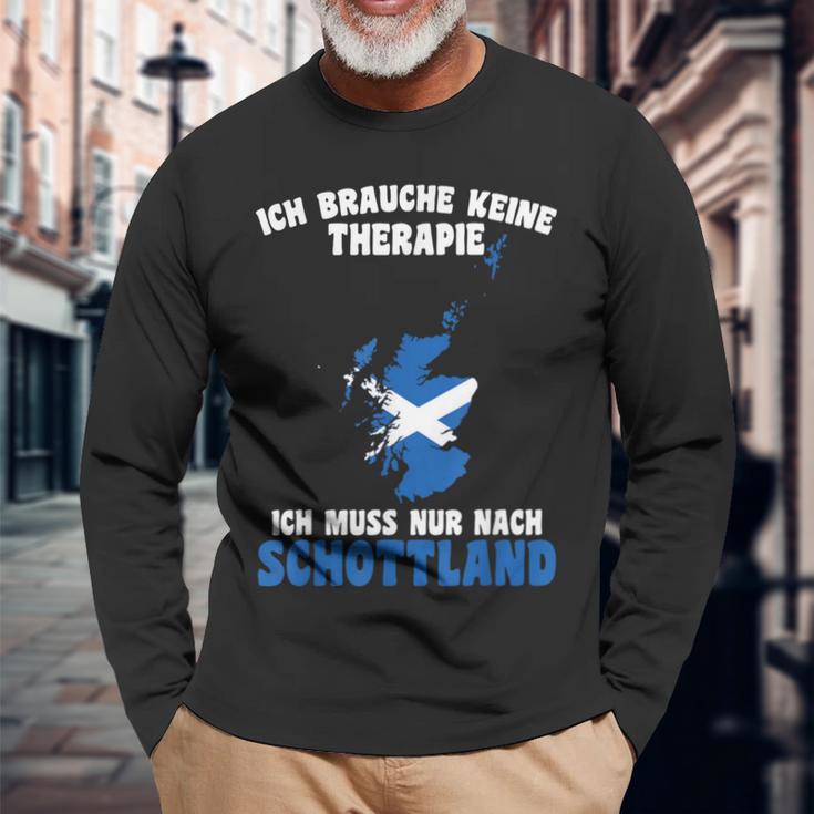 Brauche Keine Therapie Ich Muss Nur Nach Scotland Langarmshirts Geschenke für alte Männer