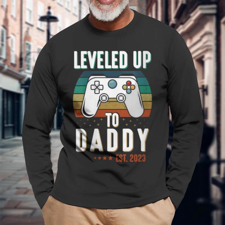 Damen Level Up To Daddy 2023 Werdender Gaming Papa Mit-Ausschnitt Langarmshirts Geschenke für alte Männer