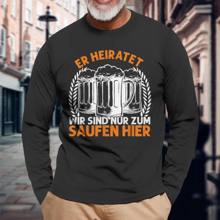 Er Heiratet Wir Sind Nur Zum Saufen Hier Bier Party German Langarmshirts Geschenke für alte Männer