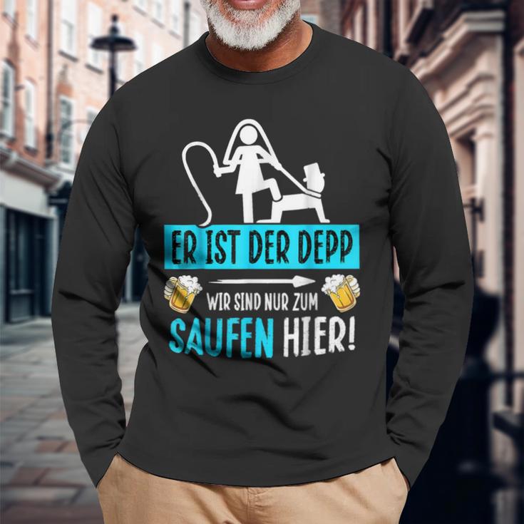 Er Ist Der Depp Wir Sind Nur Zum Saufen Hier Langarmshirts Geschenke für alte Männer