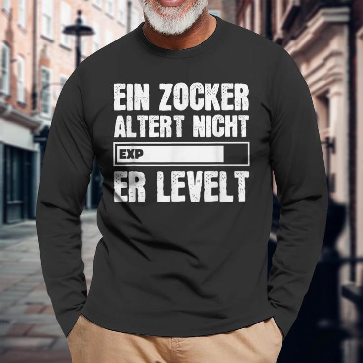 Gamer Birthday Saying Ein Zocker Altert Nicht Er Levelt Langarmshirts Geschenke für alte Männer