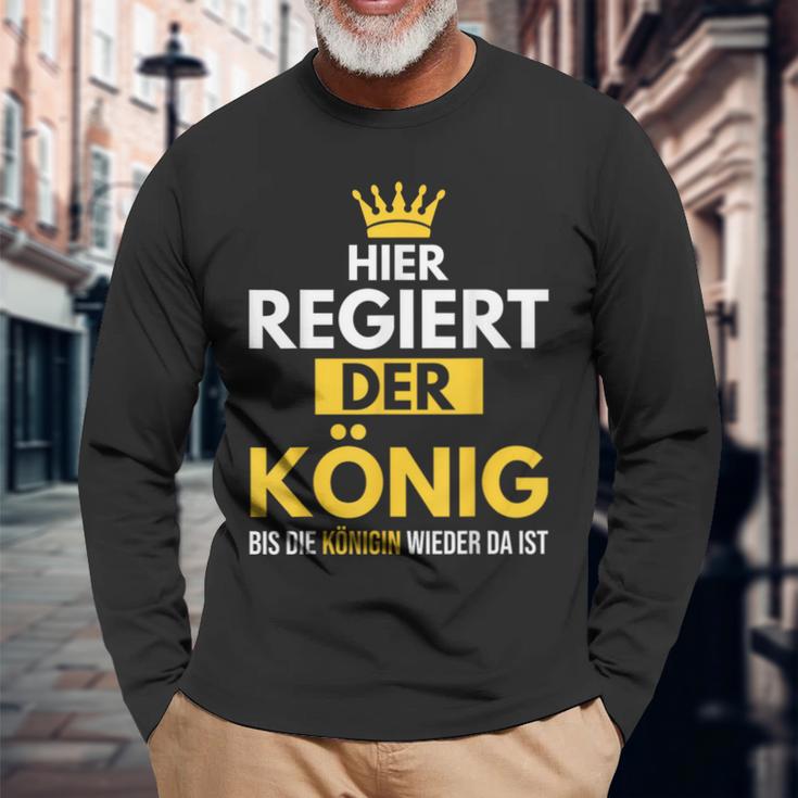 Hier Regiert Der König Bis Die Queeen Wieder Da Ist Langarmshirts Geschenke für alte Männer