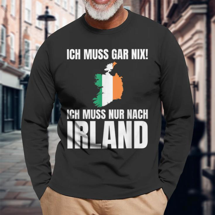 Ich Muss Gar Nix Ich Muss Nur Nach Ireland S Langarmshirts Geschenke für alte Männer
