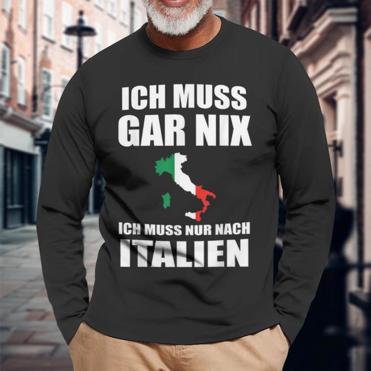 Ich Muss Gar Nix Ich Muss Nur Nach Italien Langarmshirts Geschenke für alte Männer