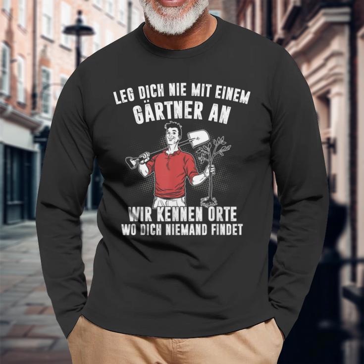 Leg Dich Nie Mit Einer Gärtner An Gartenarbeit Garden Langarmshirts Geschenke für alte Männer