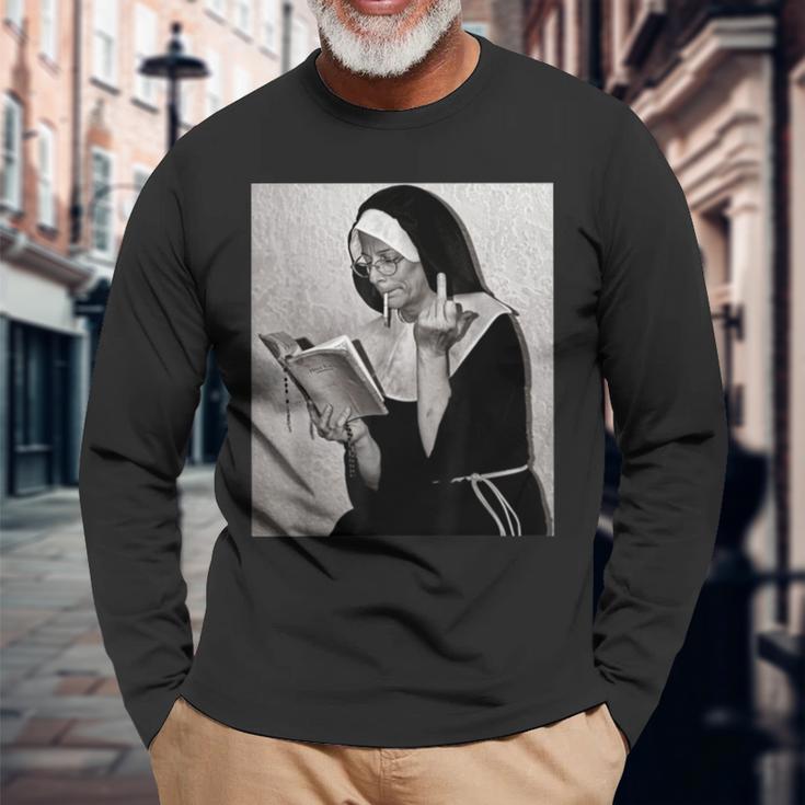 Nun Middle Finger Attitude Novelty Nun Unholy Langarmshirts Geschenke für alte Männer