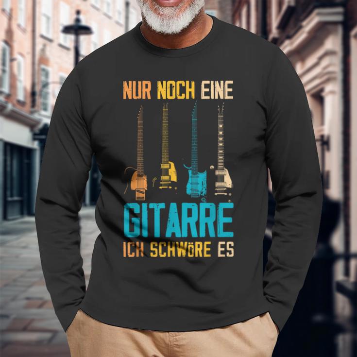 Nur Noch Eine Gitarre Ich Schwöre Es Guitarist Langarmshirts Geschenke für alte Männer